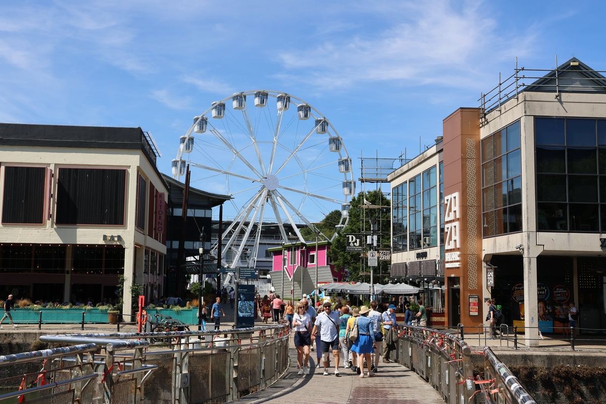 Crossing the Harbour, Harbourside